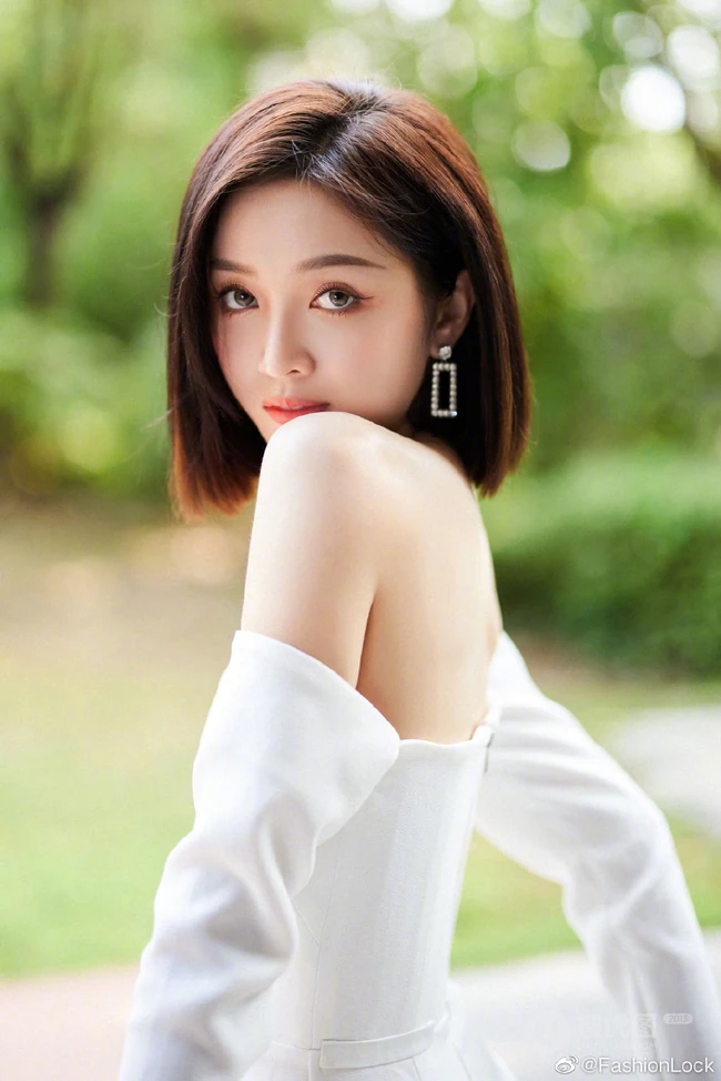 吴宣仪可爱气质纯白套袖礼裙连衣裙大秀美肩清新写真照片