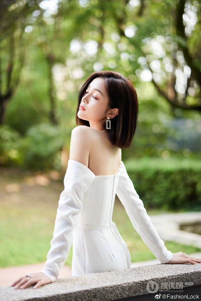 吴宣仪可爱气质纯白套袖礼裙连衣裙大秀美肩清新写真照片