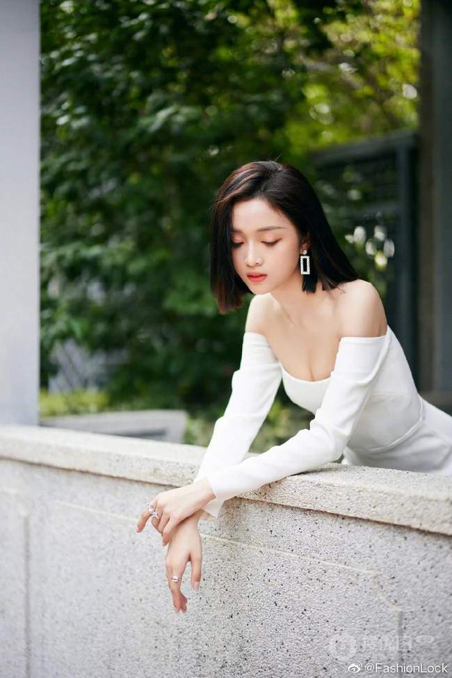 吴宣仪可爱气质纯白套袖礼裙连衣裙大秀美肩清新写真照片