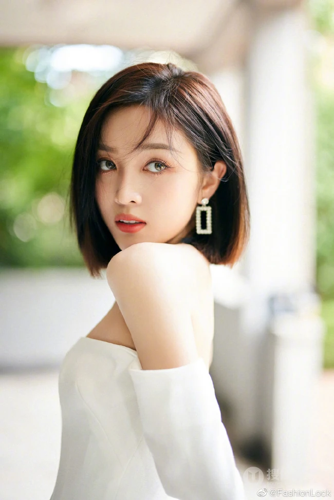 吴宣仪可爱气质纯白套袖礼裙连衣裙大秀美肩清新写真照片