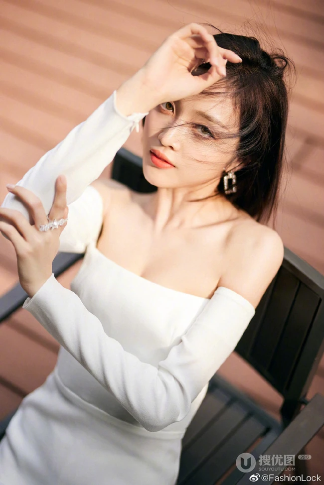 吴宣仪可爱气质纯白套袖礼裙连衣裙大秀美肩清新写真照片