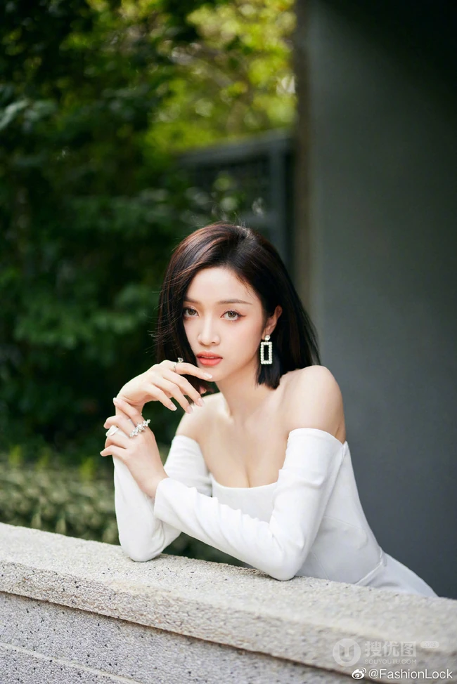 吴宣仪可爱气质纯白套袖礼裙连衣裙大秀美肩清新写真照片