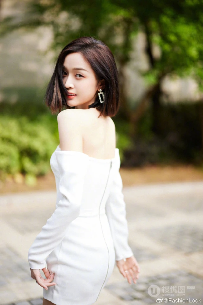 吴宣仪可爱气质纯白套袖礼裙连衣裙大秀美肩清新写真照片