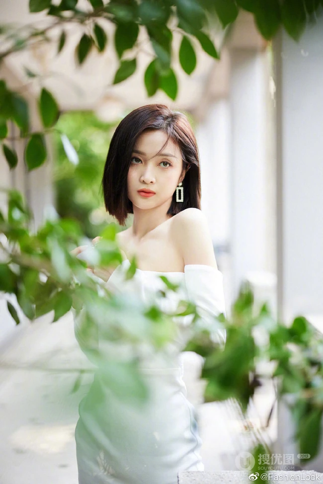 吴宣仪可爱气质纯白套袖礼裙连衣裙大秀美肩清新写真照片