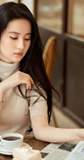 刘亦菲优雅动人高领无袖衫穿搭街角咖啡店写真美照