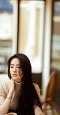 刘亦菲优雅动人高领无袖衫穿搭街角咖啡店写真美照