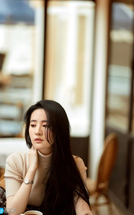 刘亦菲优雅动人高领无袖衫穿搭街角咖啡店写真美照