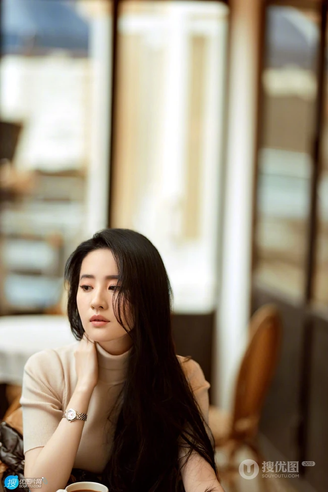 刘亦菲优雅动人高领无袖衫穿搭街角咖啡店写真美照