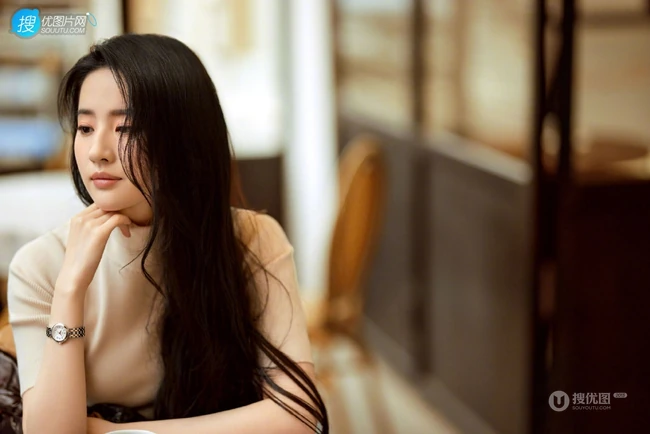 刘亦菲优雅动人高领无袖衫穿搭街角咖啡店写真美照