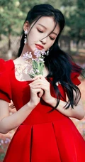 孙怡娇滴滴红裙着身化身森林小公主唯美高清写真图片