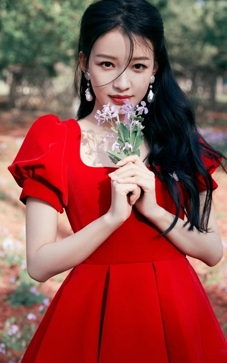 孙怡娇滴滴红裙着身化身森林小公主唯美高清写真图片