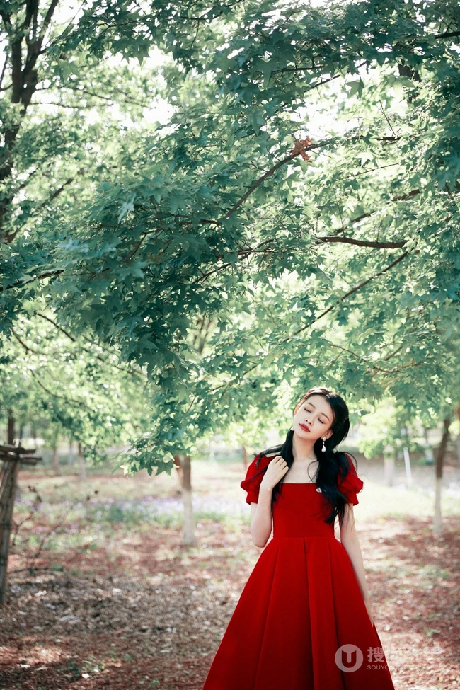 孙怡娇滴滴红裙着身化身森林小公主唯美高清写真图片