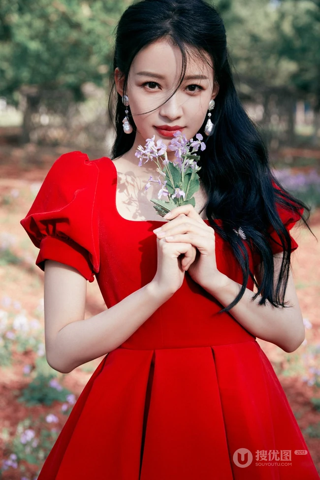 孙怡娇滴滴红裙着身化身森林小公主唯美高清写真图片