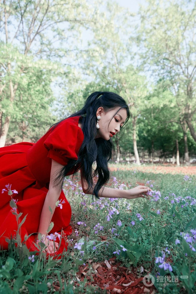 孙怡娇滴滴红裙着身化身森林小公主唯美高清写真图片