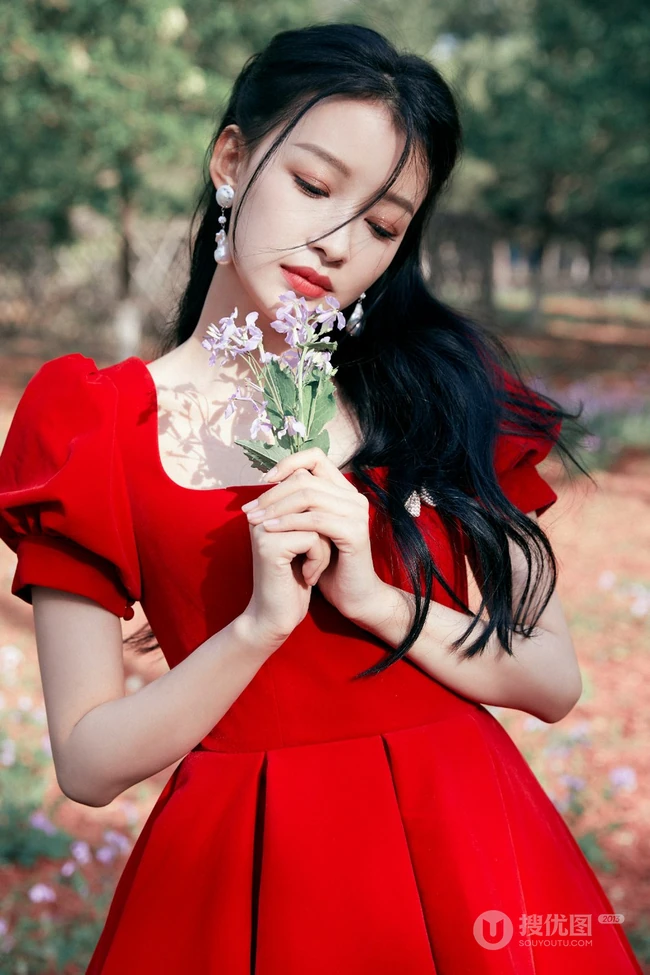 孙怡娇滴滴红裙着身化身森林小公主唯美高清写真图片