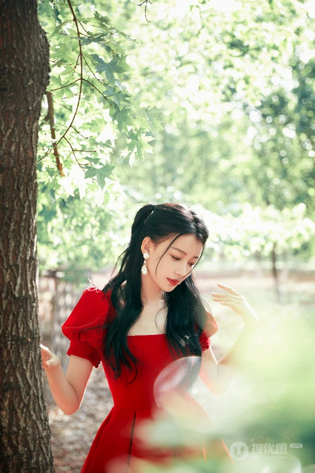 孙怡娇滴滴红裙着身化身森林小公主唯美高清写真图片