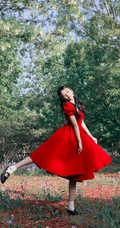 孙怡娇滴滴红裙着身化身森林小公主唯美高清写真图片
