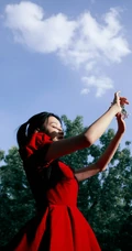 孙怡娇滴滴红裙着身化身森林小公主唯美高清写真图片