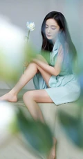 女生杨幂手拿小扇搭配气质国潮风蓝色国风长裙优雅写真照