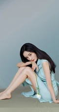 女生杨幂手拿小扇搭配气质国潮风蓝色国风长裙优雅写真照