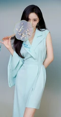女生杨幂手拿小扇搭配气质国潮风蓝色国风长裙优雅写真照