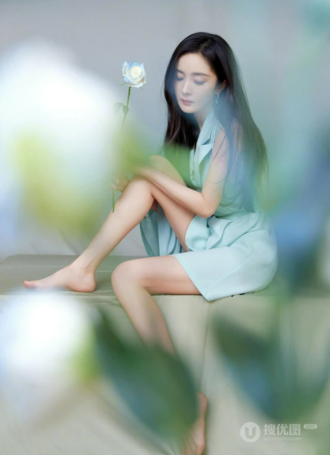 女生杨幂手拿小扇搭配气质国潮风蓝色国风长裙优雅写真照