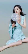 女生杨幂手拿小扇搭配气质国潮风蓝色国风长裙优雅写真照