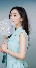 女生杨幂手拿小扇搭配气质国潮风蓝色国风长裙优雅写真照