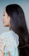 女生杨幂手拿小扇搭配气质国潮风蓝色国风长裙优雅写真照