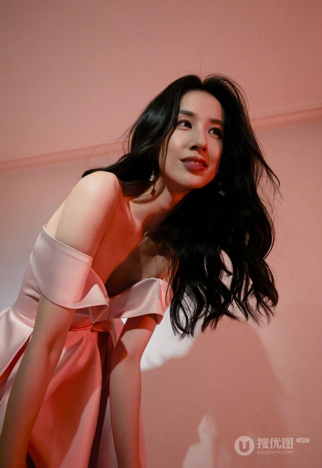 黄圣依粉色长裙气质穿搭参加某活动写真美照