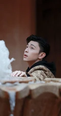 邓伦秋意写真，置身雨后庭院，与猫为伴，温暖复古气息动人