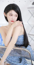 气质匀称身形女生身着浅蓝格纹紧身礼裙衣长裤套装温柔吸睛室内写真图集