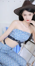 气质匀称身形女生身着浅蓝格纹紧身礼裙衣长裤套装温柔吸睛室内写真图集