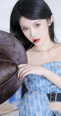 气质匀称身形女生身着浅蓝格纹紧身礼裙衣长裤套装温柔吸睛室内写真图集