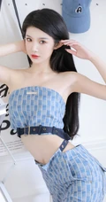 气质匀称身形女生身着浅蓝格纹紧身礼裙衣长裤套装温柔吸睛室内写真图集