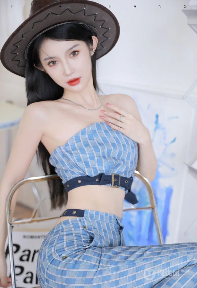 气质匀称身形女生身着浅蓝格纹紧身礼裙衣长裤套装温柔吸睛室内写真图集