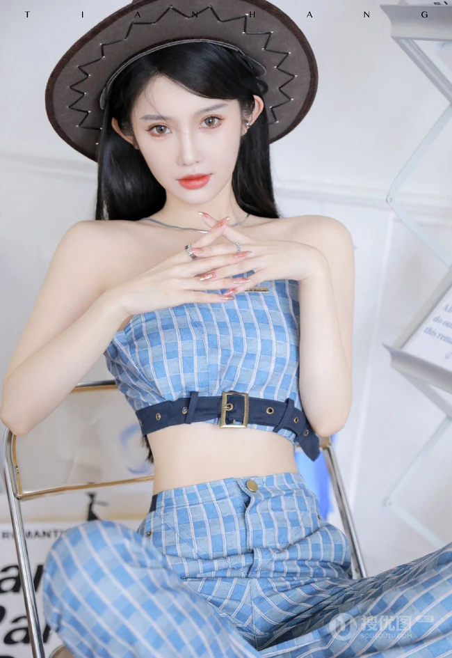 气质匀称身形女生身着浅蓝格纹紧身礼裙衣长裤套装温柔吸睛室内写真图集