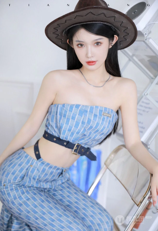 气质匀称身形女生身着浅蓝格纹紧身礼裙衣长裤套装温柔吸睛室内写真图集