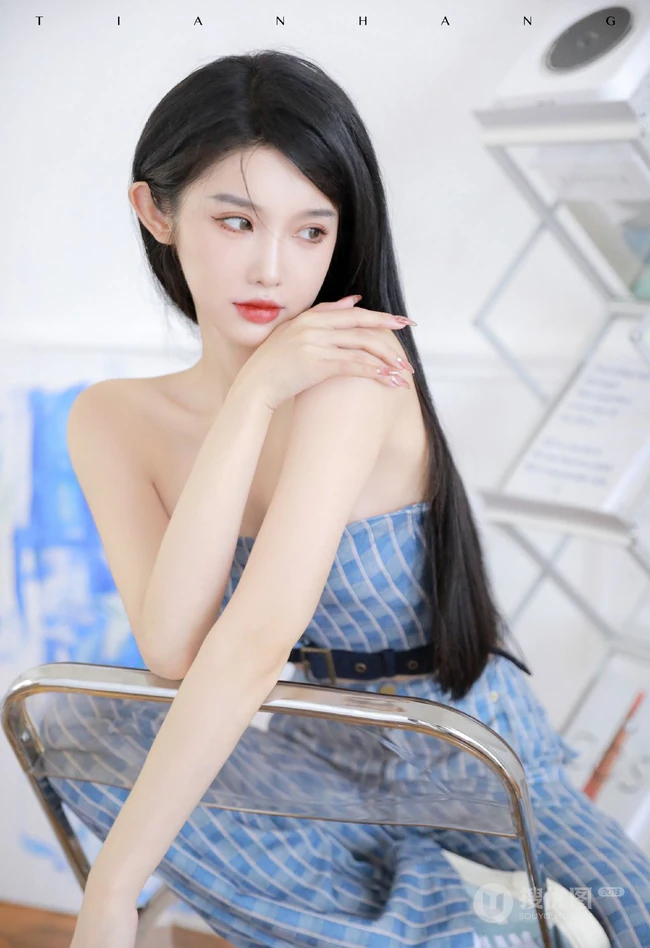 气质匀称身形女生身着浅蓝格纹紧身礼裙衣长裤套装温柔吸睛室内写真图集