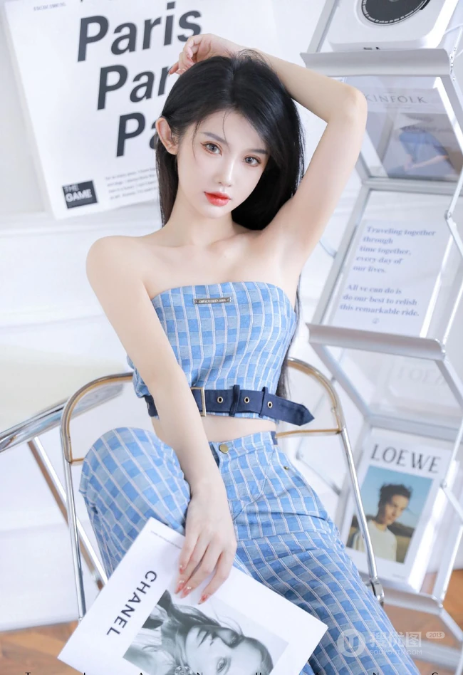 气质匀称身形女生身着浅蓝格纹紧身礼裙衣长裤套装温柔吸睛室内写真图集