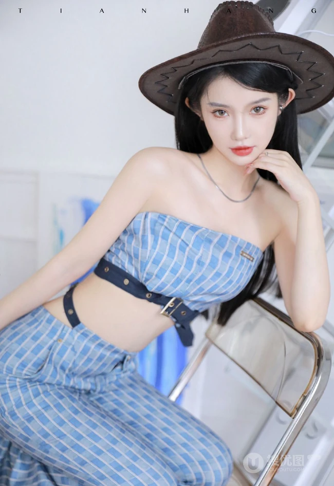 气质匀称身形女生身着浅蓝格纹紧身礼裙衣长裤套装温柔吸睛室内写真图集