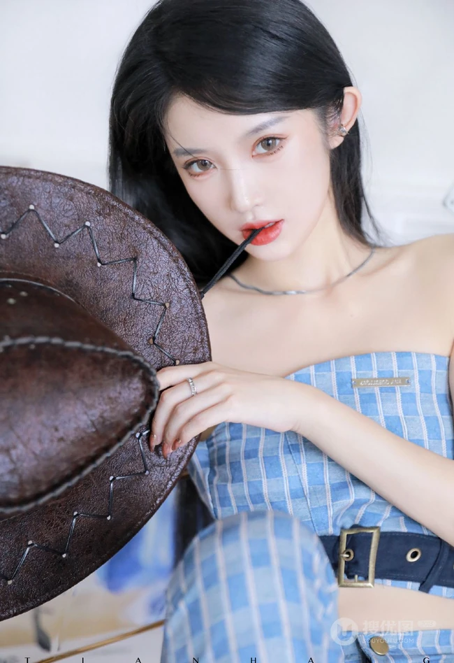 气质匀称身形女生身着浅蓝格纹紧身礼裙衣长裤套装温柔吸睛室内写真图集