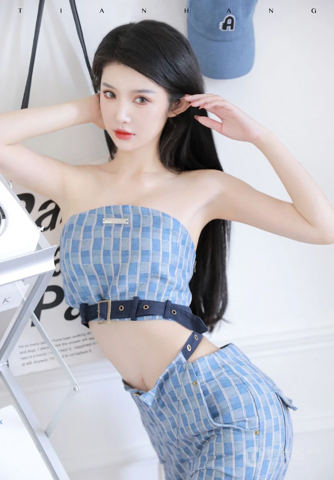 气质匀称身形女生身着浅蓝格纹紧身礼裙衣长裤套装温柔吸睛室内写真图集