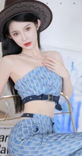 气质匀称身形女生身着浅蓝格纹紧身礼裙衣长裤套装温柔吸睛室内写真图集