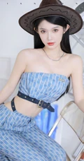 气质匀称身形女生身着浅蓝格纹紧身礼裙衣长裤套装温柔吸睛室内写真图集