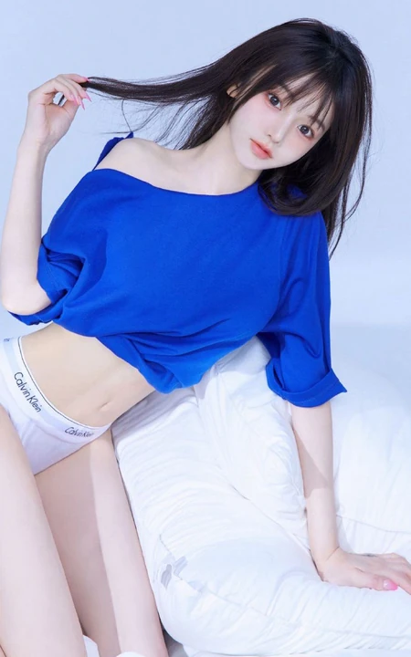 浅粉白皙大长腿少女蓝色三角裤穿搭室内慵懒写真照