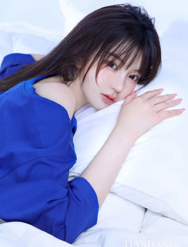 浅粉白皙大长腿少女蓝色三角裤穿搭室内慵懒写真照
