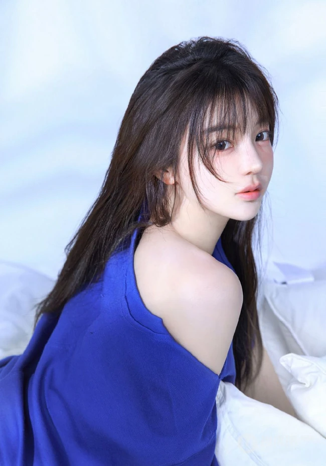 浅粉白皙大长腿少女蓝色三角裤穿搭室内慵懒写真照