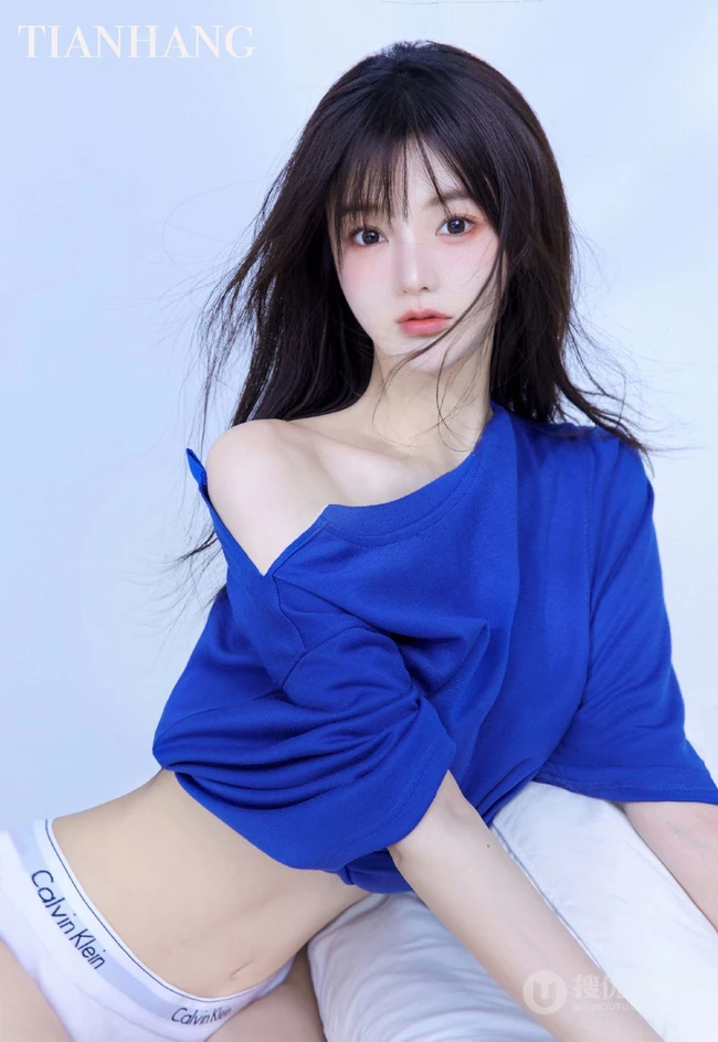 浅粉白皙大长腿少女蓝色三角裤穿搭室内慵懒写真照