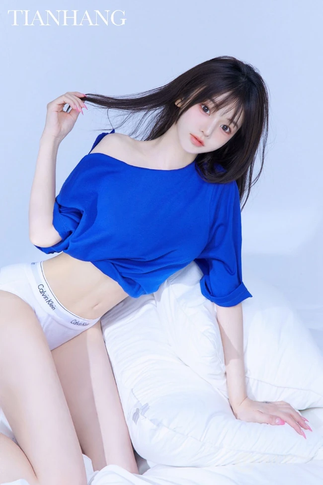 浅粉白皙大长腿少女蓝色三角裤穿搭室内慵懒写真照
